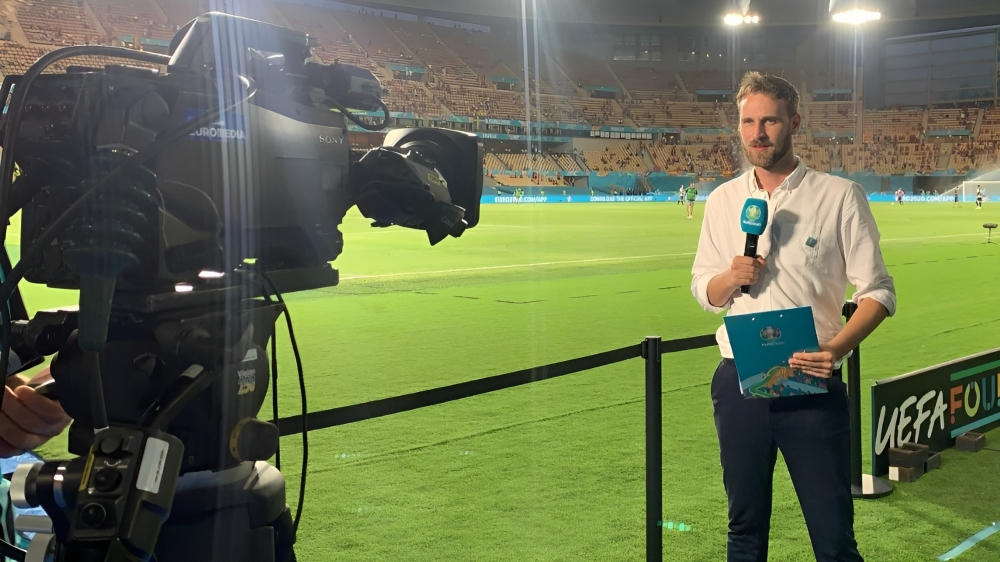 imagen Javi Princep presentando en un campo de fútbol